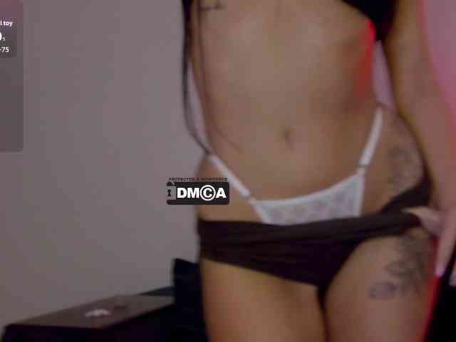 Katrinamoreno (19, White Cam Girl) performing squirt.